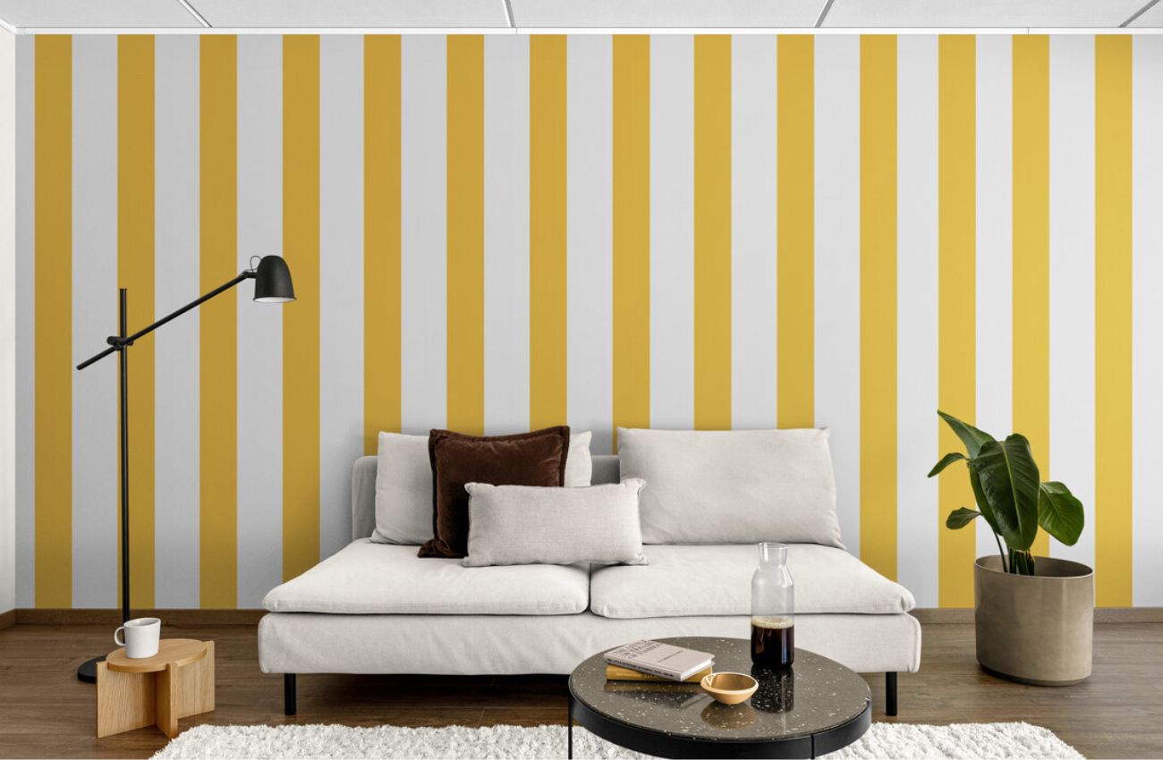 Papier peint rayure jaune mur salon