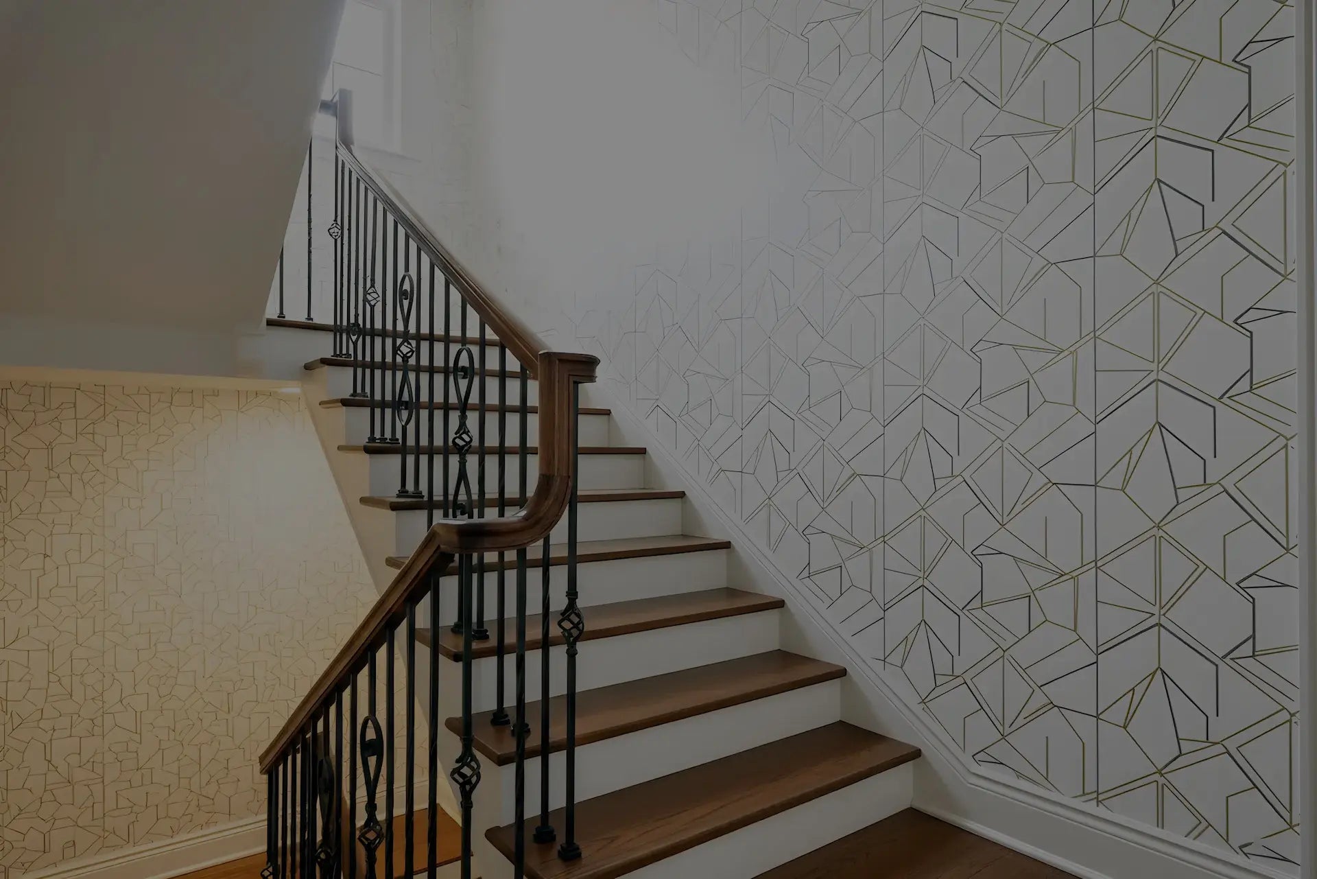 Papier peint dans un escalier et un couloir