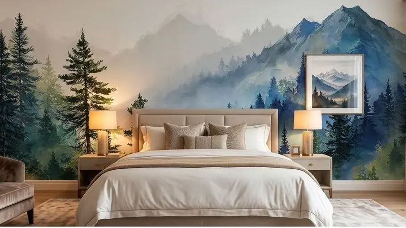 Papier peint artistique style aquarelle dépeignant une chaîne de montagnes majestueuses enveloppée d'une brume matinale aux dégradés subtils et lumineux