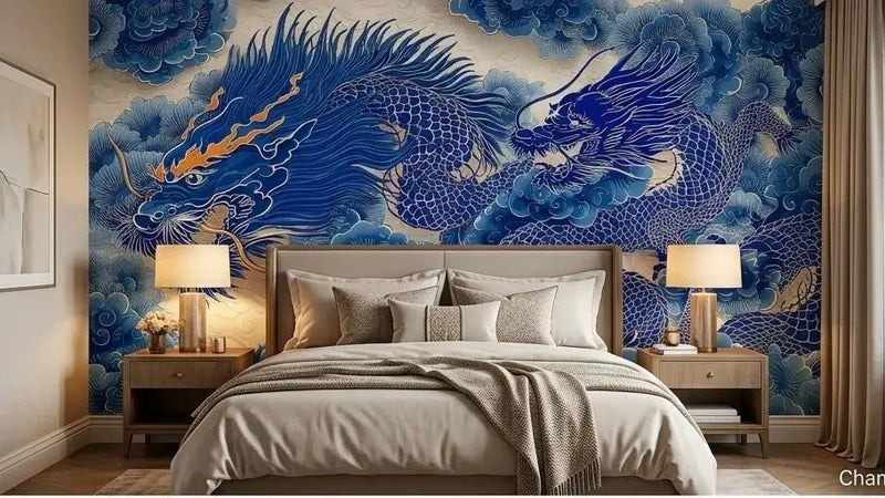 Salon luxueux habillé d'un Papier Peint Dragon Chinois Bleu et Blanc couvrant un mur entier, créant une atmosphère orientale raffinée et majestueuse