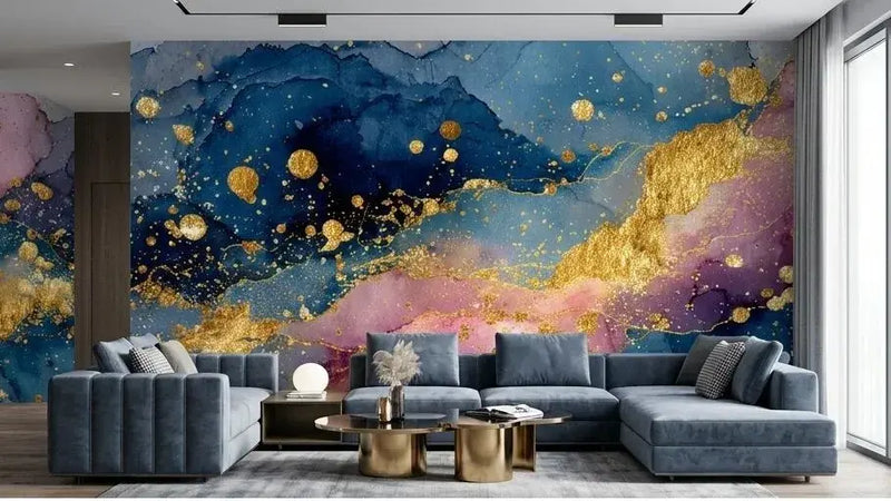 Gros plan d'un papier peint aquarelle révélant des nuances de rose blush qui se fondent harmonieusement dans un indigo profond rehaussé de touches dorées scintillantes