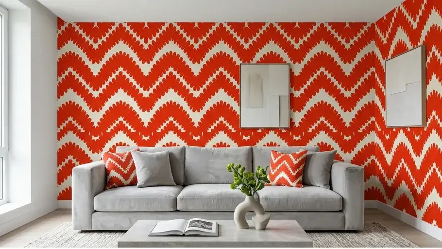 Détail en gros plan du Papier Peint Rouge Graphique Chevron Berlingot révélant des lignes en zigzag précises et une texture mate satinée de haute qualité