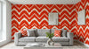 Détail en gros plan du Papier Peint Rouge Graphique Chevron Berlingot révélant des lignes en zigzag précises et une texture mate satinée de haute qualité