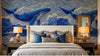 Vue panoramique d'un Papier Peint Baleine Bleue Illustration Artistique déployé sur toute la largeur d'un salon moderne, mariant art aquatique et design contemporain avec une palette de bleus somptueux