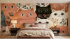 Vue panoramique du Papier Peint Chat Rose aux Doux Motifs Floraux couvrant un mur entier, mettant en valeur la répétition harmonieuse des chatons mignons entrelacés de fleurs délicates