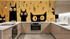 Décoration murale Papier Peint Chat Orchestre de Jazz Jaune et Noir mettant en scène un groupe de chats stylisés au piano et à la contrebasse sous des projecteurs dorés