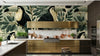Intérieur de salon élégant décoré d'un Papier Peint Toucan et Feuillage Sauvage Vintage posé sur un mur en accent, mêlant esthétique botanique rétro et atmosphère jungle exotique chic