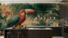 Intérieur décoré avec un Papier Peint Toucan Tapisserie Jungle Ancienne aux teintes dorées et vertes profondes évoquant une forêt tropicale mystérieuse et une atmosphère rétro raffinée