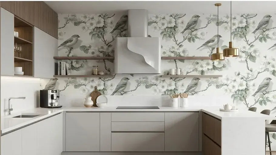 Salon moderne décoré avec le papier peint oiseaux vert sauge Faustine posé sur un mur d'accent, créant une atmosphère naturelle et sereine avec des tons terreux et une palette de couleurs harmonieuse