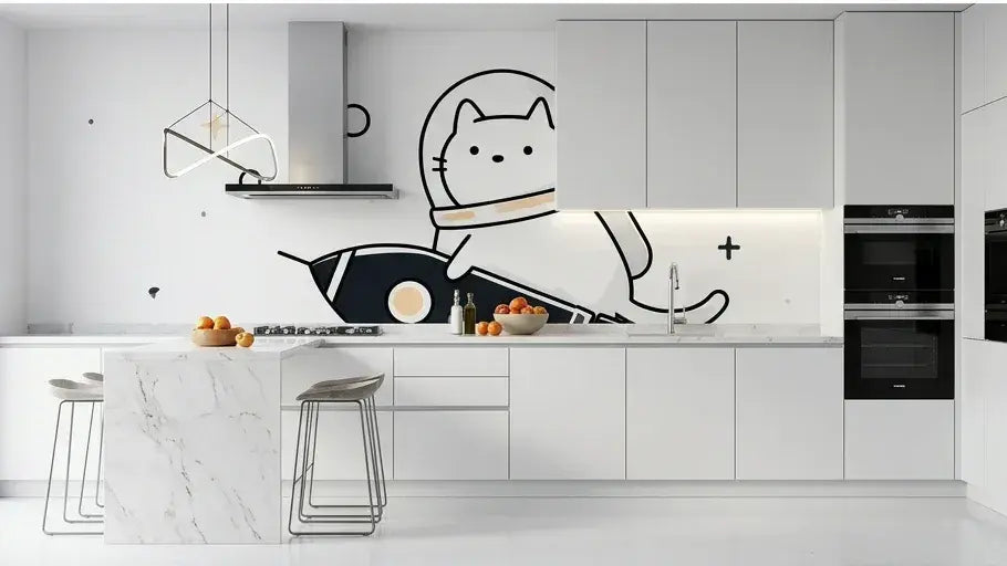 Papier peint chat astronaute et fusée dans l'espace aux teintes bleu nuit et dorées montrant un chat espiègle en scaphandre entouré de météorites et de constellations brillantes