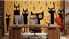 Papier Peint Chat Orchestre de Jazz Jaune et Noir posé sur un mur de salon moderne avec des motifs de chats en silhouette jouant du jazz dans une palette de noir profond et jaune éclatant