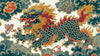 Rouleau de Papier Peint Dragon Chinois Artisanal aux motifs dorés et rouges finement détaillés sur fond noir lacqué, évoquant l'art traditionnel dynastique