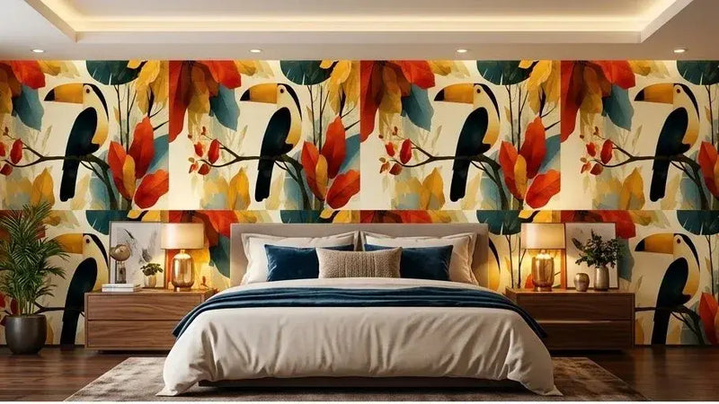 Chambre à coucher transformée par le Papier Peint Toucan aux Feuilles d'Ocre et d'Or, créant une atmosphère jungle bohème chic avec ses teintes chaudes d'or, d'ocre et de vert tropical