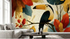 Gros plan du Papier Peint Toucan aux Feuilles d'Ocre et d'Or révélant les détails saisissants du plumage coloré du toucan et les nuances chaudes des feuilles tropicales en or et en ocre