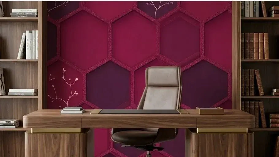 Salon moderne et chaleureux habillé d'un Papier Peint Bordeaux Géométrique aux motifs en chevron contrastés, illuminé par une lumière naturelle dorée