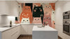 Chambre d'enfant décorée avec le Papier Peint Chat aux Douces Fleurs Pastel affichant un motif répétitif de chats rêveurs nichés au cœur de guirlandes florales aux teintes pastel apaisantes