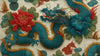 Rouleau de Papier Peint Dragon Chinois Traditionnel Crème et Rouge déployé sur une table en bois, révélant des motifs de dragons sinueux aux écailles dorées sur fond ivoire et rouge profond