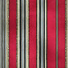 Rouleau de Papier Peint Rayé Rouge et Blanc Harmonie déployé sur un mur intérieur lumineux, révélant des rayures verticales nettes et élégantes aux tons carmin et ivoire