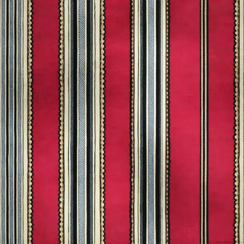 Rouleau de Papier Peint Rayé Rouge et Blanc Harmonie déployé sur un mur intérieur lumineux, révélant des rayures verticales nettes et élégantes aux tons carmin et ivoire