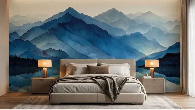 Papier peint panoramique évoquant une nature sauvage et rêveuse, avec des lavis d'aquarelle bleutée se fondant en dégradés lumineux et aériens