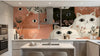 Chambre d'enfant décorée avec le Papier Peint Chat Rose aux Doux Motifs Floraux, créant une atmosphère féérique et romantique avec ses tons roses doux et ses motifs botaniques