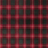 Rouleau de Papier Peint Tartan Écossais Rouge et Noir déroulé sur une table en bois, révélant un motif à carreaux traditionnels aux croisillons rouge vif et noir intense