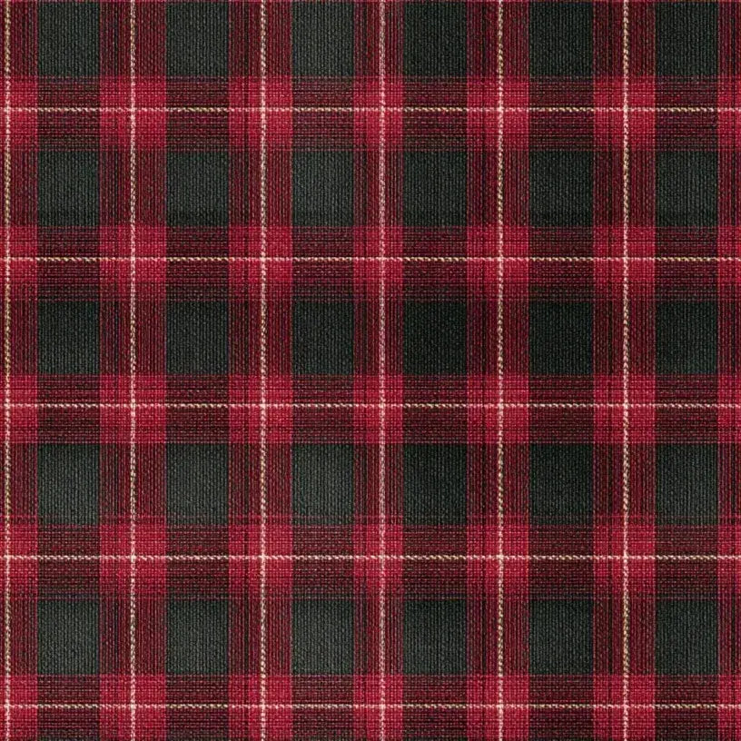 Rouleau de Papier Peint Tartan Écossais Rouge et Noir déroulé sur une table en bois, révélant un motif à carreaux traditionnels aux croisillons rouge vif et noir intense