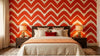 Échantillon déplié du Papier Peint Rouge Graphique Chevron Berlingot montrant le motif répétitif en berlingot aux couleurs rouge cerise intense et blanc pur