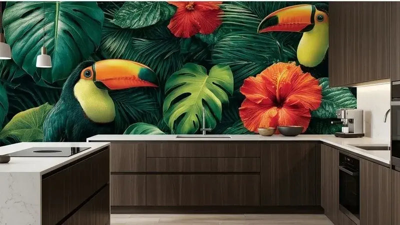 Papier Peint Toucan dans la Jungle Tropicale décorant un salon moderne avec des motifs botaniques exotiques aux tons de vert profond, de jaune doré et de rouge intense