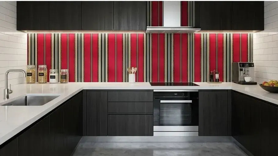 Salon moderne décoré avec le Papier Peint Rayé Rouge et Blanc Harmonie en fond de canapé, créant une atmosphère chic et équilibrée grâce au contraste saisissant des rayures bicolores