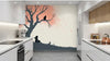 Papier peint chambre enfant chat et arbre décorant un mur entier avec une illustration aquarelle d'un chat endormi blotti dans le creux d'un arbre majestueux entouré de fleurs et de papillons colorés
