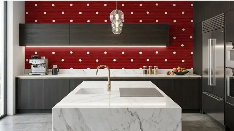 Gros plan détaillé d'un Papier Peint Rouge à Pois Blancs aux textures satinées, mettant en valeur la précision et la régularité des pois immaculés sur fond rouge profond