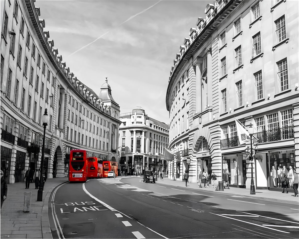 Papier peint panoramique bus rouges dans une rue noir et blanc