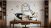 Chambre d'enfant ornée d'un papier peint chat astronaute et fusée dans l'espace illustrant une aventure galactique avec un chat intrépide, des anneaux de Saturne et des nébuleuses multicolores