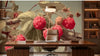 Chambre cosy habillée d'un Papier Peint Rouge Framboise Champêtre aux illustrations botaniques vintage, créant une ambiance romantique et apaisante