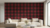 Salon élégant décoré avec un Papier Peint Tartan Écossais Rouge et Noir aux murs, créant une atmosphère chaleureuse et raffinée avec des lignes entrecroisées boldement contrastées