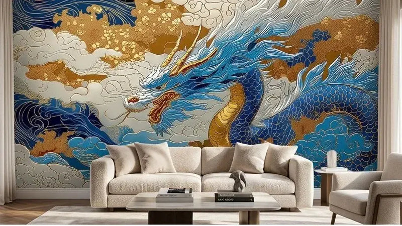 Gros plan d'un Papier Peint Dragon Japonais Bleu et Or aux motifs traditionnels finement gravés, mettant en valeur les nuances profondes du bleu indigo et les reflets chatoyants de l'or