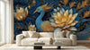 Gros plan sur les détails minutieux du Papier Peint Dragon Bleu et Or aux Fleurs de Lotus révélant des pétales de lotus en relief aux reflets dorés et les griffes acérées du dragon en camaïeu de bleu