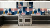 Intérieur cosy décoré d'un papier peint carreaux bleu et rose au style scandinave apportant une atmosphère chaleureuse et minimaliste à la pièce