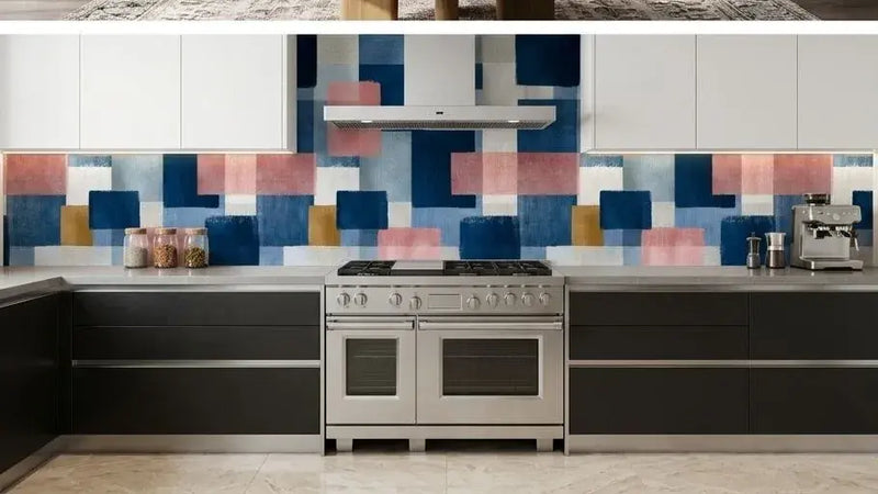 Intérieur cosy décoré d'un papier peint carreaux bleu et rose au style scandinave apportant une atmosphère chaleureuse et minimaliste à la pièce