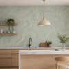 Papier Peint Marbre Brume de Sauge dans une cuisine 
