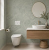 Papier Peint Marbre Brume de Sauge dans une salle de bain