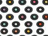Papier peint disco : disques vinyles noirs aux étiquettes colorées alignés sur fond blanc
