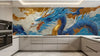 Chambre élégante ornée d'un Papier Peint Dragon Japonais Bleu et Or couvrant entièrement le mur principal, créant une atmosphère mystique et raffinée inspirée de l'art asiatique ancestral