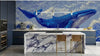 Chambre d'enfant décorée avec un Papier Peint Baleine Bleue Illustration Artistique aux couleurs vives et poétiques, créant une atmosphère onirique et apaisante sur un grand mur blanc