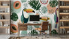 Échantillon texturé du Papier Peint Toucan et Fruits Tropicaux Blanc présentant la qualité du papier mat haut de gamme sur lequel s'épanouissent des illustrations botaniques vibrantes de fruits et d'oiseaux tropicaux