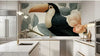 Chambre bohème décorée avec le Papier Peint Toucan Poétique aux Feuilles Vertes et Dorées, créant une atmosphère jungle poétique où les grandes feuilles vertes et les accents or illuminent l'espace