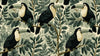 Papier Peint Toucan et Feuillage Sauvage Vintage aux tons chauds ocre et vert profond, illustrant un grand toucan au bec coloré perché parmi des feuilles tropicales luxuriantes sur fond crème vieilli