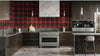 Gros plan détaillé d'un Papier Peint Tartan Écossais Rouge et Noir montrant la texture fine du papier et la précision des bandes géométriques rouge carmin et noir profond
