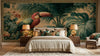 Papier Peint Toucan Tapisserie Jungle Ancienne illustrant un décor mural somptueux avec plusieurs toucans exotiques nichés parmi une végétation dense aux couleurs vibrantes et chaleureuses